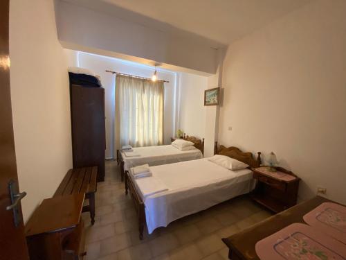卡尔帕索斯蓝天公寓的酒店客房设有两张床和窗户。