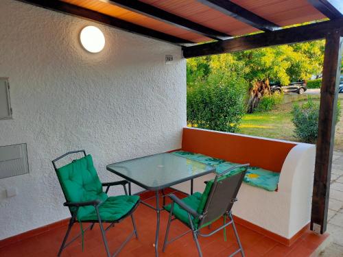 圣卢西亚岛Studio Pedras d'el Rei的一个带窗户的庭院里的桌椅