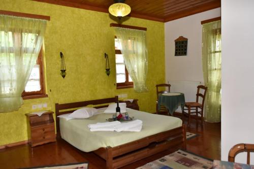 切佩洛沃Hotel Faraggi的卧室配有一张床铺,位于一个黄色墙壁的房间