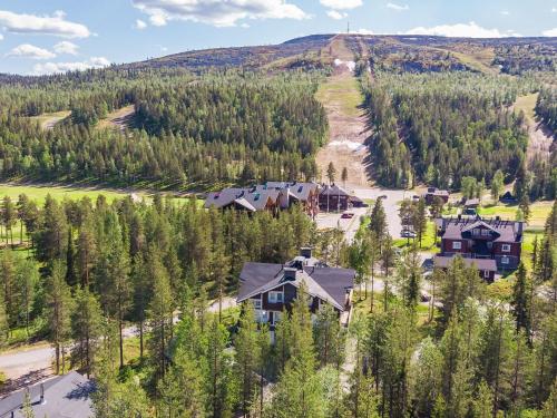 锡尔卡Holiday Home Golfväylä 3b by Interhome的森林中房屋的空中景观