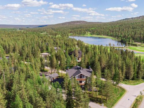 锡尔卡Holiday Home Golfväylä 3b by Interhome的湖畔森林中房屋的空中景观