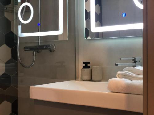 雅西GoConcept Studio的浴室配有盥洗盆、镜子和毛巾