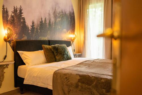 欣特察尔滕贝彻酒店的一间卧室配有一张壁画大床