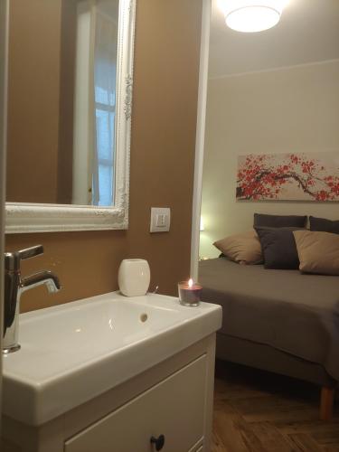 萨萨里TINY ROOM的一间带水槽和镜子的浴室以及一张床