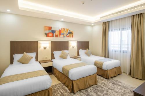 吉达Semat ApartHotel的酒店客房设有两张床和窗户。