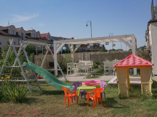 韦巴Villa del Mar的一个带五颜六色椅子和滑梯的游乐场
