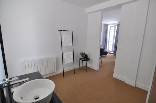 比亚里茨Les Tourelles的浴室设有白色水槽和镜子