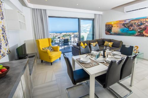 梅利哈Artist Terrace Apartments的用餐室以及带桌椅的起居室。