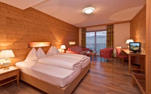 维兰德罗胡博图斯酒店的酒店客房,配有床和电视