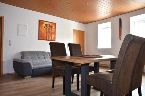 代德斯海姆FeWo 1 - Deidesheim的一间带桌椅的用餐室