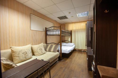 敖德萨Hostel Comfort 24的带沙发和双层床的客厅
