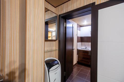 敖德萨Hostel Comfort 24的一间带洗衣机和水槽的小浴室
