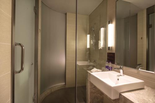 苏州苏州新区智选假日酒店的一间带水槽和玻璃淋浴的浴室
