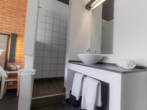 达喀尔达喀尔奥诺莫酒店的一间带水槽和镜子的浴室