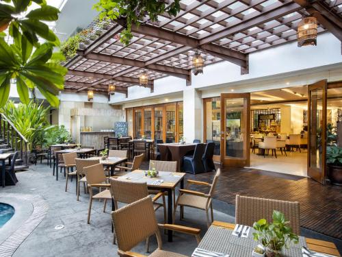 Jambuluwuk Malioboro Hotel Yogyakarta餐厅或其他用餐的地方