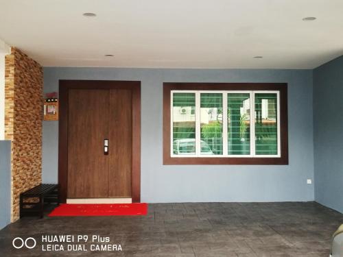 哥打京那巴鲁Leisure homestay@Kota Kinabalu的一间设有门和窗户的房间