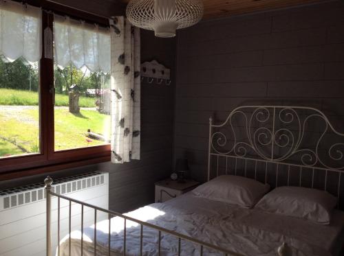 希尼La Hotteuse的一间卧室设有一张床和一个窗口