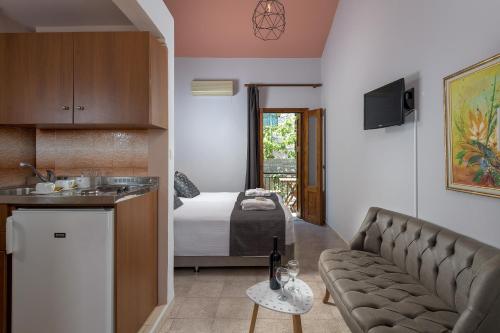 锡米格瑞斯公寓式酒店的带沙发的客厅和卧室