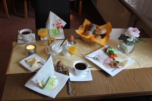 开姆尼茨Cafe Zur Talsperre的餐桌,盘子上放着食物和咖啡