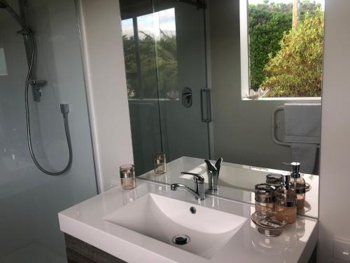 因弗卡吉尔Southland Organic Farmstay的白色的浴室设有水槽和镜子