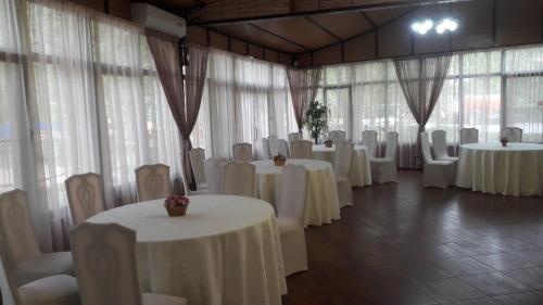 顿河畔罗斯托夫格路巴雅沃尔纳酒店的一间设有桌椅和白色桌布的房间