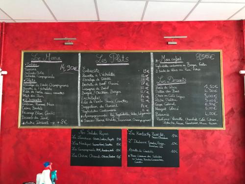 代地区蒙蒂耶Le toro bleu的红墙上带菜单的黑板