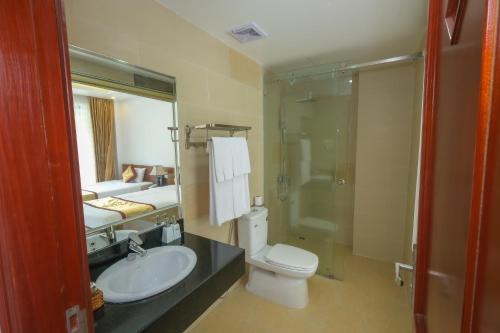 富国Anise hotel的浴室配有卫生间、盥洗盆和淋浴。