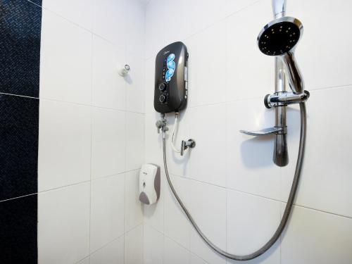 马六甲Lawten Hotel的墙上挂着电话的淋浴