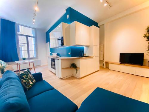 蒙彼利埃Suite Bayle - Standing - Hyper centre的客厅配有蓝色的沙发和电视