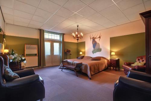 卢特伦Hotel Eethuys de Wormshoef的卧室配有一张床,墙上有羚羊