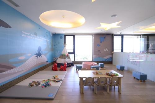 花莲市烟波大饭店花莲馆 的儿童间设有一张床和一张桌子及椅子