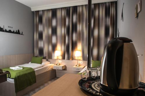 凯奇凯梅特哈洛姆古纳尔酒店的一间卧室配有一张床和一台电视。