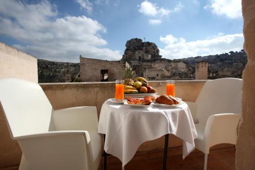 马泰拉凯弗索酒店的一张桌子,放着一碗水果,享有城堡的景色