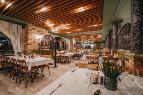 斯克拉斯卡波伦巴Norweska Dolina Luxury Resort的一间在房间内配有桌椅的餐厅