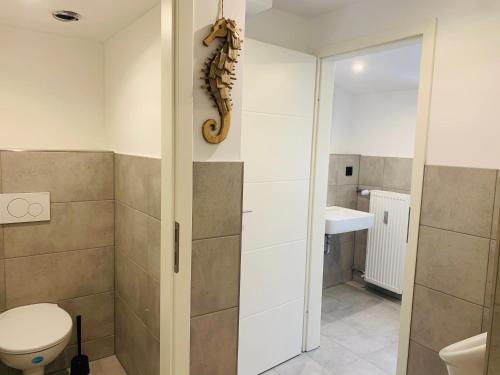 不来梅港City MARITIM Rooms的浴室配有卫生间和海马。