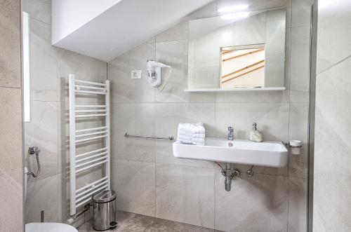 ČatrnjaStudio apartments Kaya的白色的浴室设有水槽和淋浴。