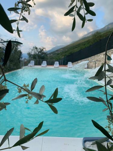 布雷佐内加尔达Agricampeggio Paradiso的蓝色的海水和山脉背景的游泳池