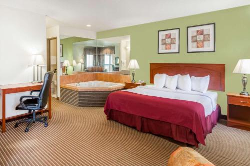 杰克逊贝蒙特套房酒店客房内的一张或多张床位