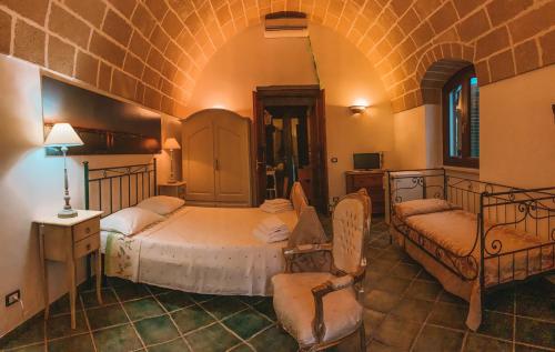 加利亚诺德尔卡波Agriturismo Baccole的一间卧室配有两张床和椅子