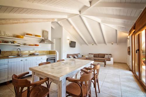 帕尔加Pargadise Aprtments的厨房以及带木桌和椅子的用餐室。