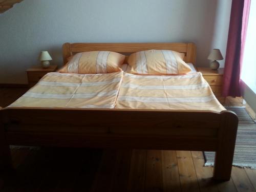 SchönebergFerienhof am Nationalpark的卧室内的一张床位,配有两个枕头