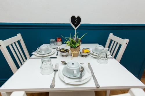 布莱克浦卡尔顿酒店的一张带盘子和餐具的白色桌子