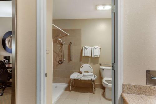 安大略Quality Inn的浴室配有卫生间、盥洗盆和浴缸。