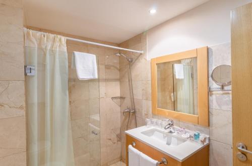 科拉雷侯Hotel LIVVO Corralejo Beach的带淋浴、盥洗盆和镜子的浴室