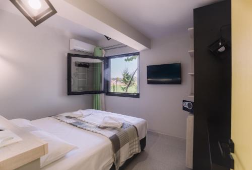 利吉亚Bikini Apartments的小房间设有床和窗户