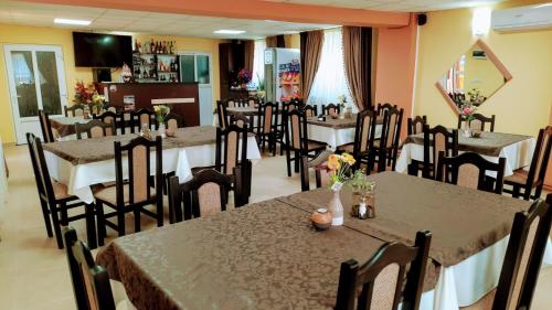 德瓦Casa Leucian的餐厅设有桌椅,并种有鲜花