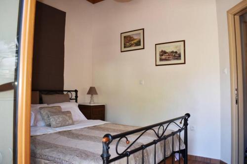 XirokámbionTaygetus apartments的卧室配有一张床,墙上挂有两张照片