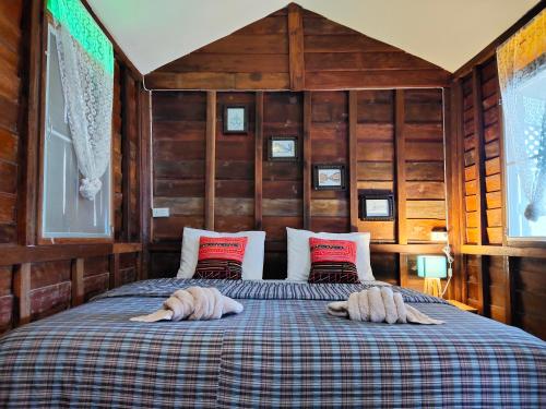 清刊พืชไทยเชียงคาน(Plantthai)的一间卧室配有一张床,上面有两条毛巾