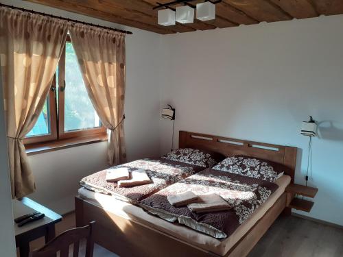 特尔乔夫U Belianky的一间卧室设有一张床和一个窗口