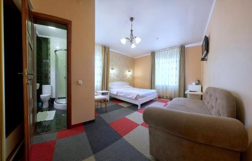 特鲁斯卡韦茨Na Horyzonti的带沙发的客厅和卧室